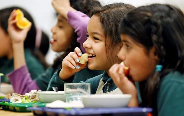 students eating breakfast