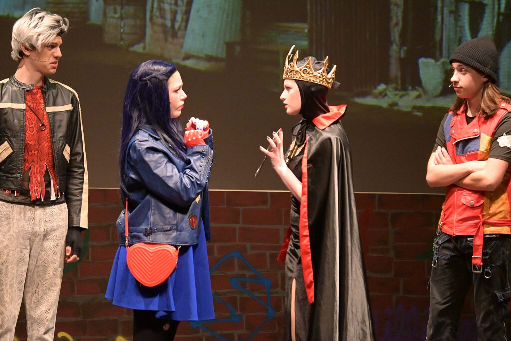 Descendants- Evie and Evil Queen