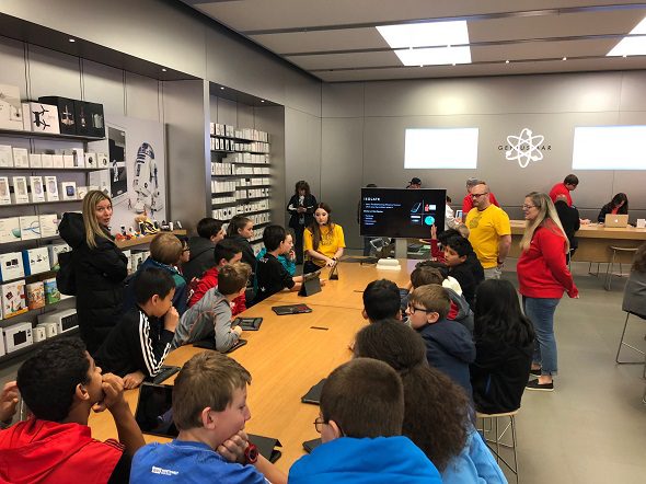 students working at the Apple Store